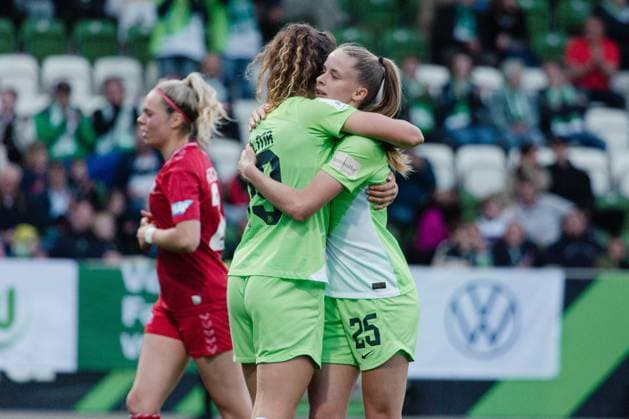 Wolfsburg, Germany 03 May 2024 1 BL Women 2023 2024 VfL Wolfsburg vs 1 FC Köln In the picture from left Fenna Kalma Wolfsburg cheers with Vivien Endemann Wolfsburg after her goal to5 1 DFB regulations prohibit any use of photographs as image sequences and or quasi video AOK Stadion Niedersachsen Copyright: xFotostandx xNiewelerx