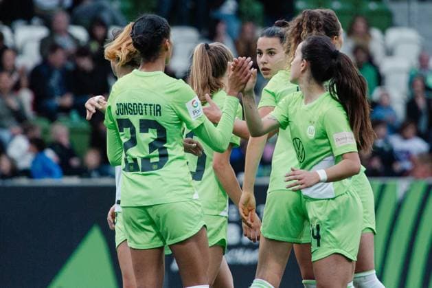 Wolfsburg, Germany 03 May 2024 1 BL Women 2023 2024 VfL Wolfsburg vs 1 FC Köln In the picture The VfL Wolfsburg team cheers with Vivien Endemann Wolfsburg after her goal to5 1 DFB regulations prohibit any use of photographs as image sequences and or quasi video AOK Stadion Niedersachsen Copyright: xFotostandx xNiewelerx
