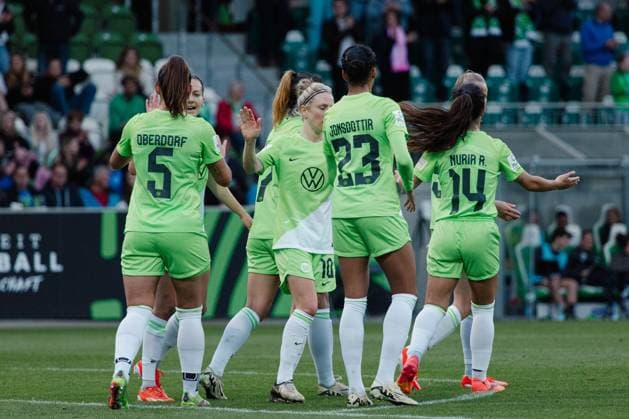 Wolfsburg, Germany 03 May 2024 1 BL Women 2023 2024 VfL Wolfsburg vs 1 FC Köln In the picture The VfL Wolfsburg team cheers with Vivien Endemann Wolfsburg after her goal to5 1 DFB regulations prohibit any use of photographs as image sequences and or quasi video AOK Stadion Niedersachsen Copyright: xFotostandx xNiewelerx