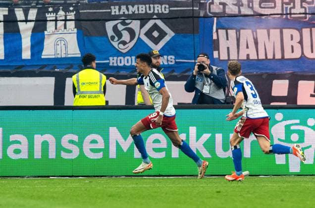 Soccer, Men, Season 2023 2024, 2 Bundesliga 32 Matchday , Hamburger SV FC St Pauli, f l Robert Glatzel HSV , Anssi Suhonen HSV , Cheering after goal to 1 0, 03 05 2024, Copyright: xSebastianxRäppold MatthiasxKochx
