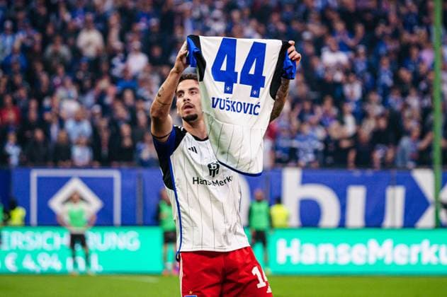 Ludovit Reis Hamburger SV, 14 haelt Trikot von Mario Vuskovic Hamburger SV, 44 hoch GER, Hamburger SV vs FC St Pauli, Football, 2 Bundesliga, Matchday 32, Saison 2023 2024, 03 05 2024 DFL REGULATIONS PROHIBIT ANY USE OF PHOTOGRAPHS AS IMAGE SEQUENCES AND OR QUASI VIDEO GER, Hamburger SV vs FC St Pauli, Football, 2 Bundesliga, Matchday 32, Saison 2023 2024, 03 05 2024 Hamburg Copyright: xEibner-Pressefoto MarcelxvonxFehrnx EP_MFN