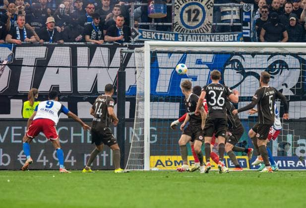 Soccer, Men, Season 2023 2024, 2 Bundesliga 32 Matchday , Hamburger SV FC St Pauli, f l Robert Glatzel HSV scores the goal for 1 0 against Etienne Amenyido FC St Pauli , Goalkeeper Nikola Vasilj FC St Pauli , David Nemeth FC St Pauli , Aljoscha Kemlein FC St Pauli and Jackson Irvine FC St Pauli , 03 05 2024, Copyright: xSebastianxRäppold MatthiasxKochx