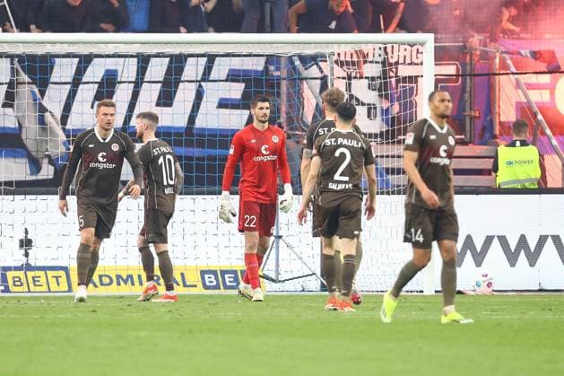 03 05 2024, xtgx, Fussball 2 Bundesliga, Hamburger SV FC St Pauli emspor, v l St Pauli enttaeuscht, schaut enttaeuscht, niedergeschlagen, disappointed DFLB DFB REGULATIONS PROHIBIT ANY USE OF PHOTOGRAPHS as IMAGE SEQUENCES and or QUASI VIDEO Hamburg