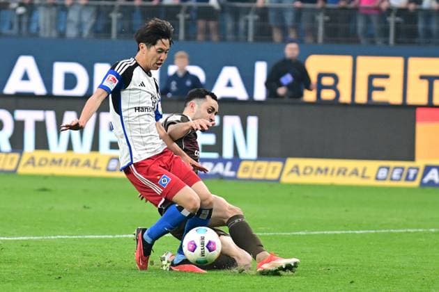 Soccer I Men I 2023 2024 I 2 Bundesliga I 32 Matchday I Hamburger SV FC St Pauli I 3 5 2024 Penalty Manolis Saliakas 2, FC St Pauli puts Masaya Okugawa 17, Hamburger SV in penalty area Hamburg Volksparkstadion Hamburg Germany Copyright: xLobeca AndreasxHannigx