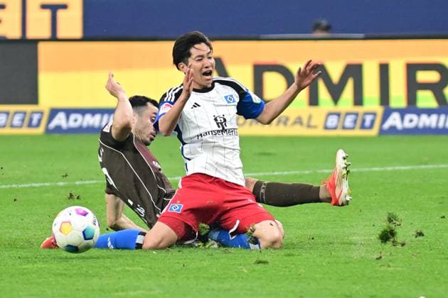 Soccer I Men I 2023 2024 I 2 Bundesliga I 32 Matchday I Hamburger SV FC St Pauli I 3 5 2024 Penalty Manolis Saliakas 2, FC St Pauli puts Masaya Okugawa 17, Hamburger SV in penalty area Hamburg Volksparkstadion Hamburg Germany Copyright: xLobeca AndreasxHannigx
