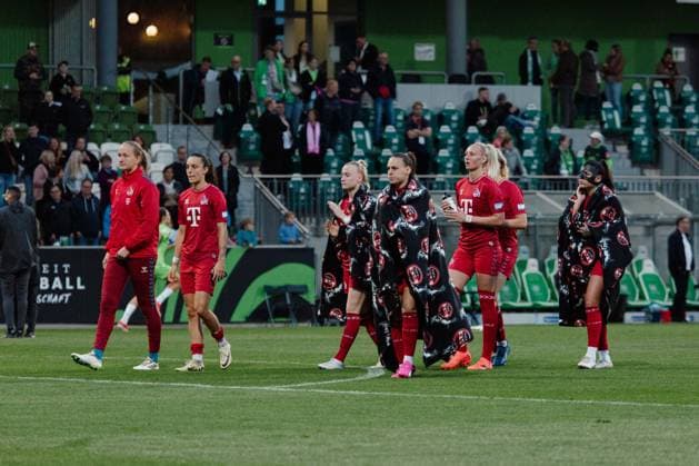 Wolfsburg, Germany 03 May 2024 1 BL Women 2023 2024 VfL Wolfsburg vs 1 FC Köln In the picture The team of 1 FC Köln thanks its fans DFB regulations prohibit any use of photographs as image sequences and or quasi video AOK Stadion Niedersachsen Copyright: xFotostandx xNiewelerx
