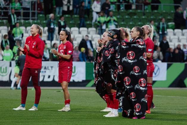 Wolfsburg, Germany 03 May 2024 1 BL Women 2023 2024 VfL Wolfsburg vs 1 FC Köln In the picture The team of 1 FC Köln thanks its fans DFB regulations prohibit any use of photographs as image sequences and or quasi video AOK Stadion Niedersachsen Copyright: xFotostandx xNiewelerx