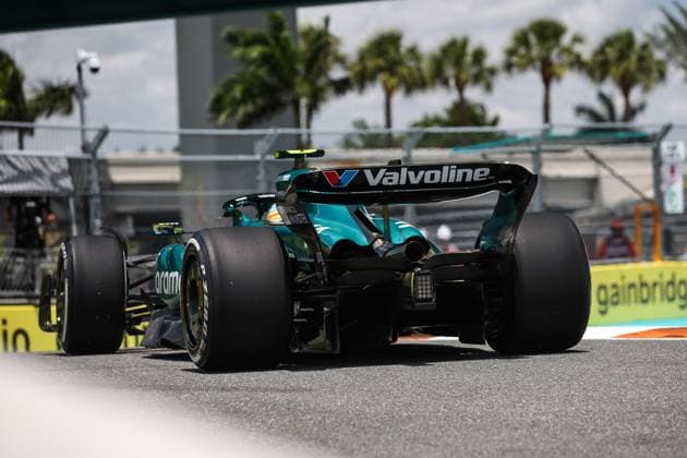 14 ALONSO Fernando (spa), Aston Martin F1 Team AMR24, action during the Formula 1 Crypto.com Miami Grand Prix 2024, 6th round of the 2024 Formula One World Championship, WM, Weltmeisterschaft from May 3 to 5, 2024 on the Miami International Autodrome, in Miami, United States of America - F1 - MIAMI GRAND PRIX 2024 DPPI Panoramic  240503_R06_MIAMI_DP_XB3_6439