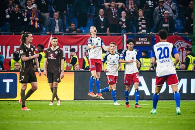 Hamburger SV jubilant after victory end of match, FC St Pauli disappointed after defeat GER, Hamburger SV vs FC St Pauli, Football, 2 Bundesliga, Matchday 32, Season 2023 2024, 03 05 2024 DFL REGULATIONS PROHIBIT ANY USE OF PHOTOGRAPHS AS IMAGE SEQUENCES AND OR QUASI VIDEO GER, Hamburger SV vs FC St Pauli, Football, 2 Bundesliga, Matchday 32, Season 2023 2024, 03 05 2024 Hamburg Copyright: xEibner-Pressefoto MarcelxvonxFehrnx EP_MFN