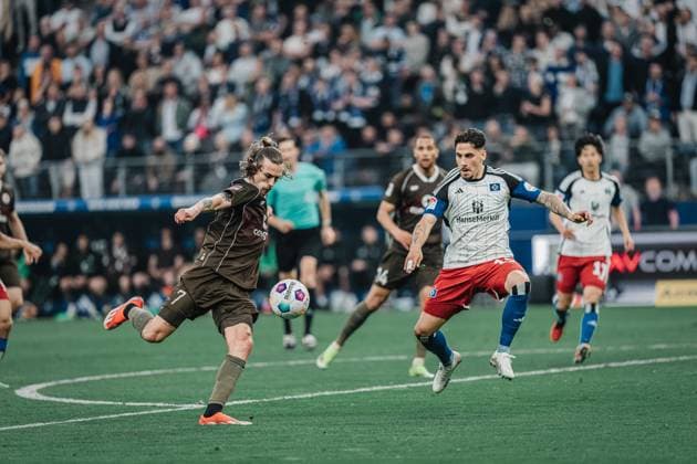 Soccer Men Season 2023 2024 2 Soccer Bundesliga 32 Matchday Hamburger SV vs FC St Pauli 03 05 2024 Jackson Irvine 7, FC St Pauli wants to shoot, Ludovit Reis 14, HSV goes in between Hamburg Volksparkstadion Hamburg Germany