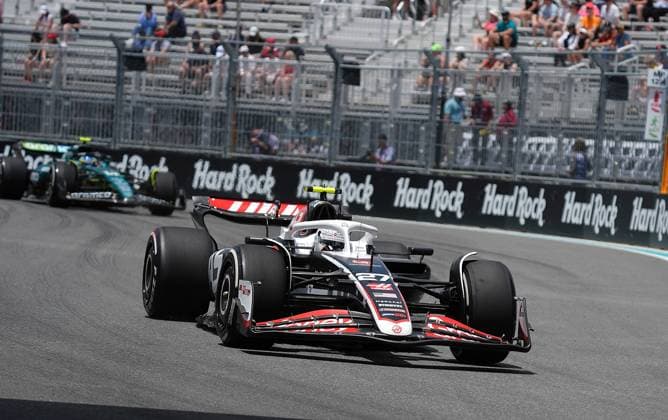 03 05 2024, Miami International Autodrome, Miami, Formula 1 Crypto com Miami Grand Prix,pictured Nico Hülkenberg DEU , Haas F1 Team, Fernando Alonso ESP , Aston Martin Aramco Cognizant Formula One Team Defodi 506 20240503 hbr 2481 Defodi-506