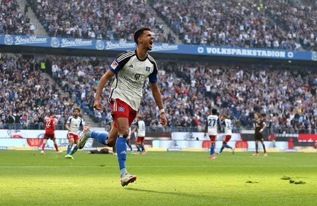 03 05 2024, Soccer 2 Bundesliga 2023 2024, Matchday 32, Hamburger SV FC St Pauli , at Volksparkstadion Hamburg Robert Glatzel Hamburg jubelt DFL and DFB regulations prohibit any use of photographs as image sequences and or quasi video
