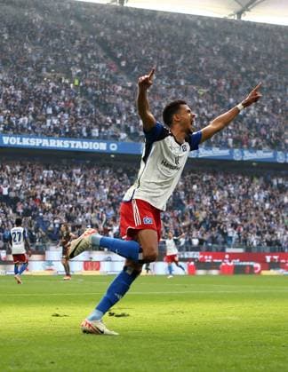 03 05 2024, Soccer 2 Bundesliga 2023 2024, Matchday 32, Hamburger SV FC St Pauli , at Volksparkstadion Hamburg Robert Glatzel Hamburg jubelt DFL and DFB regulations prohibit any use of photographs as image sequences and or quasi video