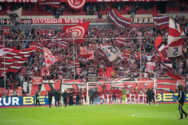 Duesseldorf players cheer in front of their fans, final cheer, Soccer 2 Bundesliga, Matchday 32, Fortuna Duesseldorf D 1 FC Nuernberg N 3 1 on 03 05 2024 at Merkur Spiel Arena Duesseldorf Germany Â