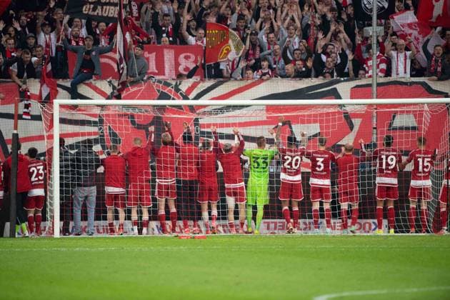 Duesseldorf players cheer in front of their fans, final cheer, Soccer 2 Bundesliga, Matchday 32, Fortuna Duesseldorf D 1 FC Nuernberg N 3 1 on 03 05 2024 at Merkur Spiel Arena Duesseldorf Germany Â