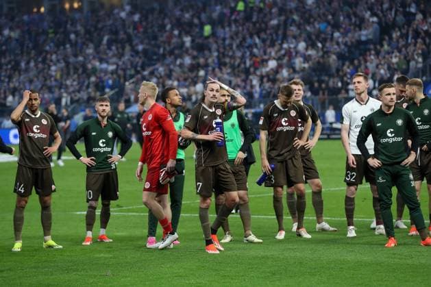 03 05 2024, xtgx, Fußball 2 Bundesliga, Hamburger SV FC St Pauli emspor, v l Etienne Amenyido St Pauli, 14 , Marcel Hartel St Pauli, 10 , Jackson Irvine St Pauli, 7 , Karol Mets St Pauli, 3 enttaeuscht, schaut enttaeuscht, niedergeschlagen, disappointed DFL DFB REGULATIONS PROHIBIT ANY USE OF PHOTOGRAPHS as IMAGE SEQUENCES and or QUASI VIDEO Hamburg