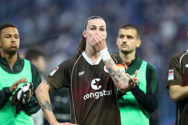 03 05 2024, xtgx, Fußball 2 Bundesliga, Hamburger SV FC St Pauli emspor, v l Jackson Irvine St Pauli, 7 enttaeuscht, schaut enttaeuscht, niedergeschlagen, disappointed DFL DFB REGULATIONS PROHIBIT ANY USE OF PHOTOGRAPHS as IMAGE SEQUENCES and or QUASI VIDEO Hamburg