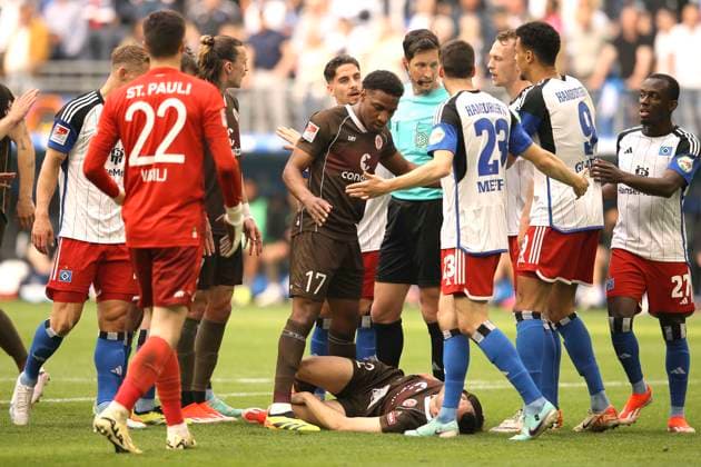 Photo Loser on the ground , Manolis Saliakas Pauli Soccer 2 Bundesliga on Fri 03 05 2024 Hamburger SV FC St Pauli 1 0