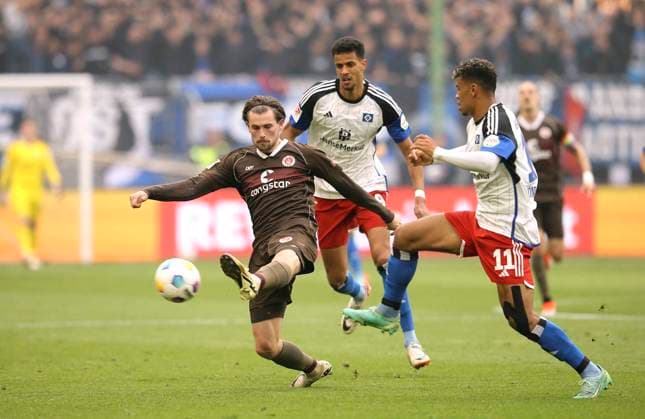 Photo Connor Metcalfe Pauli vs Ransford Königsdörffer HSV , right Football 2 Bundesliga on Fri 03 05 2024 Hamburger SV FC St Pauli 1 0