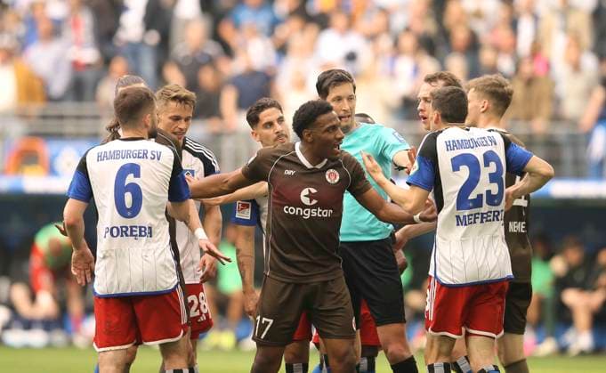Photo altercation between Etienne Amenyido Pauli and Jonas Meffert HSV and on the right Robert Glatzel after an alleged foul on Manolis Saliakas Pauli Soccer 2 Bundesliga on Fri 03 05 2024 Hamburger SV FC St Pauli 1 0