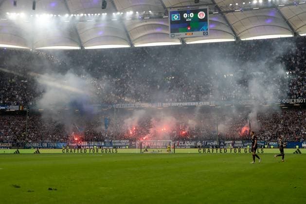 03 05 2024, xtgx, Fußball 2 Bundesliga, Hamburger SV FC St Pauli emspor, v l HSV Fans zuenden Pyro, Pyrotechnik, Rauch, Nebel DFL DFB REGULATIONS PROHIBIT ANY USE OF PHOTOGRAPHS as IMAGE SEQUENCES and or QUASI VIDEO Hamburg