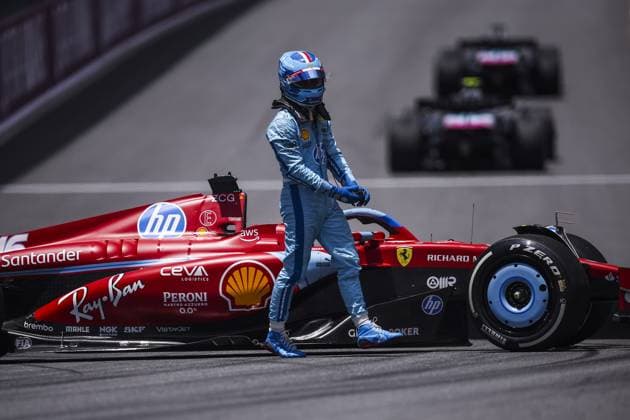 16 LECLERC Charles (mco), Scuderia Ferrari HP SF-24, red flag during the Formula 1 Crypto.com Miami Grand Prix 2024, 6th round of the 2024 Formula One World Championship, WM, Weltmeisterschaft from May 3 to 5, 2024 on the Miami International Autodrome, in Miami, United States of America - F1 - MIAMI GRAND PRIX 2024 DPPI Panoramic  240503_R06_MIAMI_DP_EA023293