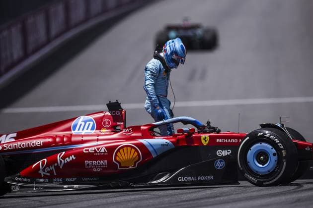 16 LECLERC Charles (mco), Scuderia Ferrari HP SF-24, red flag during the Formula 1 Crypto.com Miami Grand Prix 2024, 6th round of the 2024 Formula One World Championship, WM, Weltmeisterschaft from May 3 to 5, 2024 on the Miami International Autodrome, in Miami, United States of America - F1 - MIAMI GRAND PRIX 2024 DPPI Panoramic  240503_R06_MIAMI_DP_EA023102