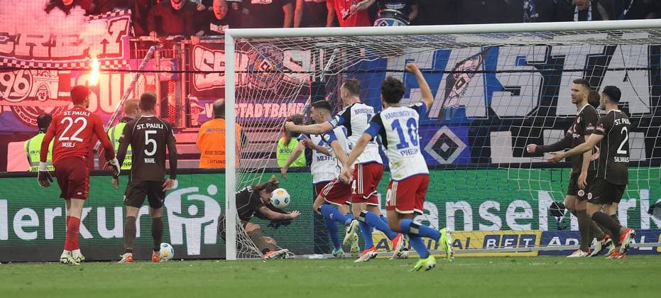 Jackson Irvine FC St Pauli and ball in goal after Robert Glatzels header HSV Fussball, Herren, Saison 2023 2024, 2 BL, Volksparkstadion, Hamburger SV vs FC St Pauli, Stadtderby, 1 0, Derbysieger HSV DFL REGULATIONS PROHIBIT ANY USE OF PHOTOGRAPHS AS IMAGE SEQUENCES AND OR QUASI VIDEO