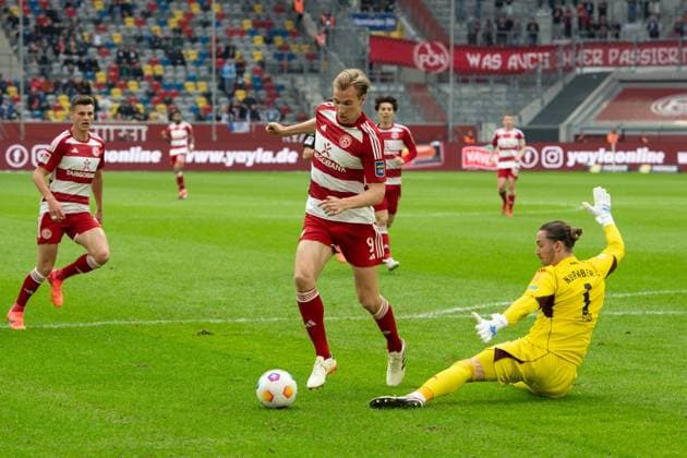 Goal chance from Vincent VERMEIJ D against goalkeeper Carl KLAUS N , Action, tackle, Soccer 2 Bundesliga, Matchday 32, Fortuna Duesseldorf D 1 FC Nuernberg N 3 1 on 03 05 2024 at Merkur Spiel Arena Duesseldorf Germany Â