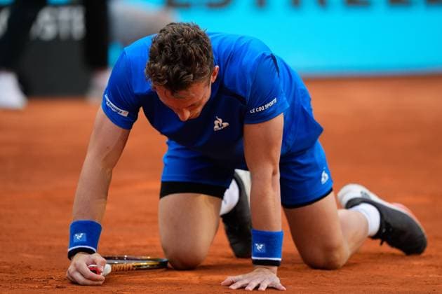 May 3, 2024, Madrid, Madrid, SPAIN: Jiri Lehecka of Czech Republic gets injured and withdraws from his match against Flix Auger Aliassime of Canada during the Mutua Madrid Open 2024, ATP, Tennis Herren Masters 1000 and WTA, Tennis Damen 1000, tournament celebrated at Caja Magica on Mayo 03, 2024 in Madrid, Spain. Madrid SPAIN - ZUMAa181 20240503_zaa_a181_150 Copyright: xOscarxJ.xBarrosox