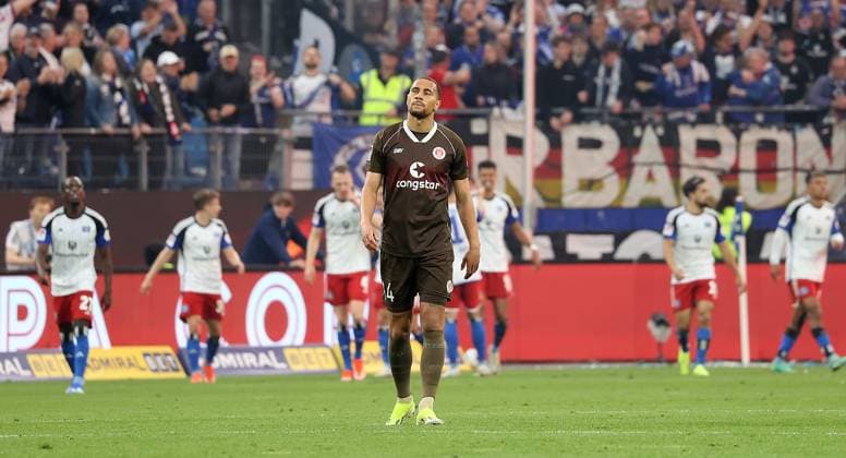 Etienne Amenyido FC St Pauli disappointed while HSV celebrates the 1 0 Soccer, Men, Season 2023 2024, 2 BL, Volksparkstadion, Hamburger SV vs FC St Pauli, City derby, 1 0, Derby winner HSV DFL REGULATIONS PROHIBIT ANY USE OF PHOTOGRAPHS AS IMAGE SEQUENCES AND OR QUASI VIDEO