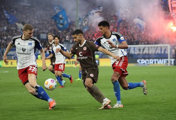 Ignace van der Brempt HSV , Elias Saad FC St Pauli , Robert Glatzel HSV Fussball, Herren, Saison 2023 2024, 2 BL, Volksparkstadion, Hamburger SV vs FC St Pauli, Stadtderby, 1 0, Derbysieger HSV DFL REGULATIONS PROHIBIT ANY USE OF PHOTOGRAPHS AS IMAGE SEQUENCES AND OR QUASI VIDEO