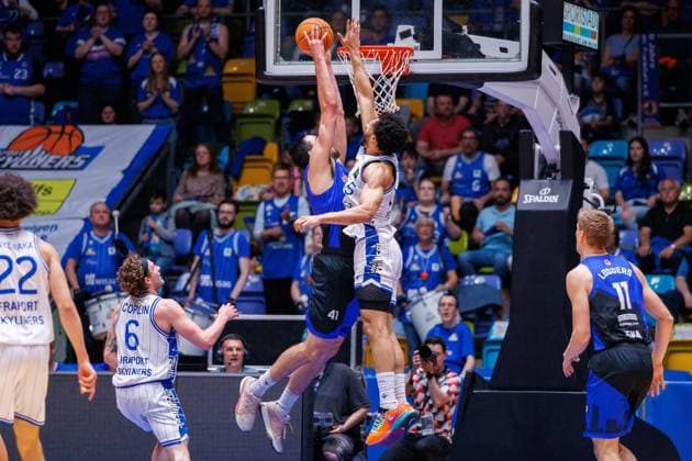 2 Basketball Bundesliga, Barmer Pro A, Playoffs, Quarterfinals, Game 1, Fraport Skyliners Medipolis SC Jena, Frankfurt, 03 05 2024 Alex Herrera Medipolis SC Jena 41 with a dunk against David Muenkat Fraport Skyliners 55 Playoffs, Quarterfinals, Game 1 between Fraport Skyliners and Medipolis SC Jena in Frankfurt on 03 05 2024 Copyright: xBEAUTIFULxSPORTS Hahnex