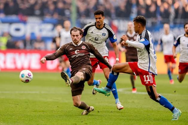 Hamburg, 3 May 2024 Football, 2 Bundesliga 2023 24, Hamburger SV FC St Pauli Connor Metcalfe FC St Pauli, 24 , Ransford Yeboah Königsdörffer Hamburger SV, 11 DFL REGULATIONS PROHIBIT ANY USE OF PHOTOGRAPHS AS IMAGE SEQUENCES AND OR QUASI VIDEO