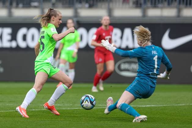 from left goal scorer Vivien Endemann VfL Wolfsburg, 25 plays around Jasmin Pal goalkeeper, goalkeeper, 1 FC Köln, 1 and scores the goal for 5 1, goal, highlight, goal success, THE DFB REGULATIONS PROHIBIT ANY USE OF PHOTOGRAPHS AS IMAGE SEQUENCES AND OR QUASI VIDEO , 03 05 2024, Wolfsburg Germany , Football, Google Pixel Womens Bundesliga, VfL Wolfsburg 1 FC Köln xobx