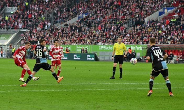 Isak Bergmann Johannesson Fortuna Duesseldorf , left , scores the goal for 3 1 03 05 2024, Soccer 2 Bundesliga, Matchday 32, Season 2023 2024 Fortuna Duesseldorf 1 FC Nürnberg 3 1 Duesseldorf North Rhine-Westphalia Germany Team2