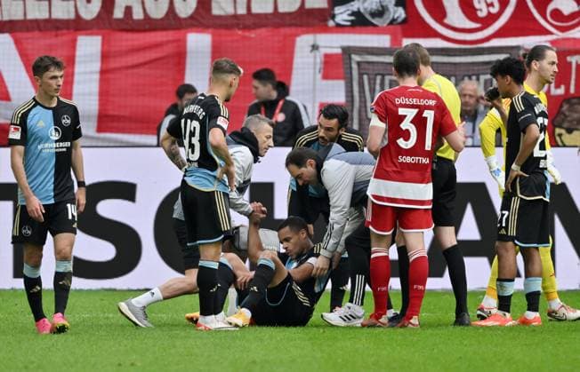 Injury Jan Gyamerah 1 FC Nuernberg , bottom 03 05 2024, Soccer 2 Bundesliga, Matchday 32, Season 2023 2024 Fortuna Düsseldorf 1 FC Nürnberg 3 1 Düsseldorf Nordrhein Westfalen Germany Team2