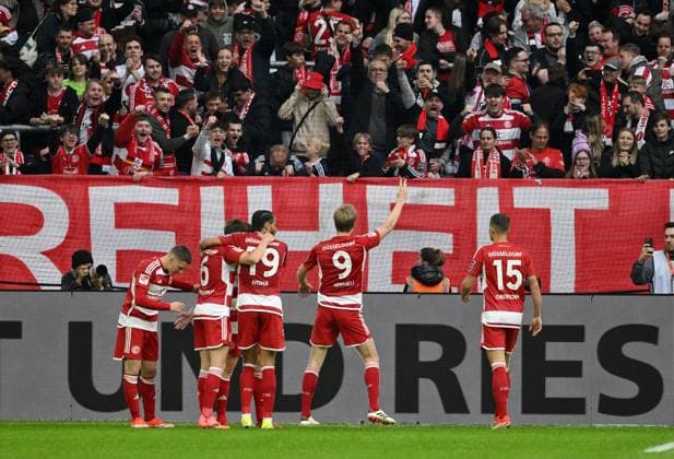 Cheers Düsseldorf, Goalscorer Vincent Vermeij Fortuna Duesseldorf , mi , celebrates with the fans 03 05 2024, Soccer 2 Bundesliga, 32 Matchday, Season 2023 2024 Fortuna Düsseldorf 1 FC Nürnberg 3 1 Düsseldorf Nordrhein Westfalen Germany Team2