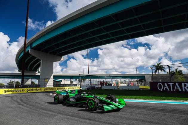 24 ZHOU Guanyu (chi), Stake F1 Team Kick Sauber C44, action during the Formula 1 Crypto.com Miami Grand Prix 2024, 6th round of the 2024 Formula One World Championship, WM, Weltmeisterschaft from May 3 to 5, 2024 on the Miami International Autodrome, in Miami, United States of America - F1 - MIAMI GRAND PRIX 2024 DPPI Panoramic  240503_R06_MIAMI_DP_AV3_4771