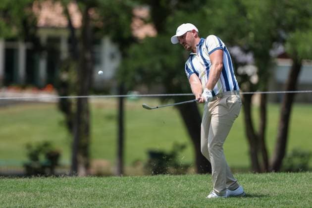 MCKINNEY, TX - MAY 03: Matthew Wallace (ENG) chips from the back of the 10th green during the second round of the PGA, Golf Herren CJ CUP Byron Nelson on May 3, 2024, at TPC Craig Ranch in McKinney, TX. (Photo by David Buono Icon Sportswire) GOLF: MAY 03 PGA CJ CUP Byron Nelson EDITORIAL USE ONLY Icon240503119