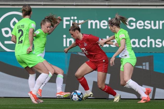 from left Lynn Wilms VfL Wolfsburg, 2 , Vivien Endemann VfL Wolfsburg, 25 , Selina Cerci 1 FC Köln, 29 and Kathrin Hendrich Kathy, VfL Wolfsburg, 4 in duel, duel, dynamics, action, action, game scene, THE DFB REGULATIONS PROHIBIT ANY USE OF PHOTOGRAPHS AS IMAGE SEQUENCES AND OR QUASI VIDEO , 03 05 2024, Wolfsburg Germany , Football, Google Pixel Womens Bundesliga, VfL Wolfsburg 1 FC Köln xobx