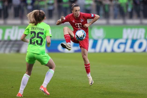 v li Natalia Padilla Bidas 1 FC Köln, 22 on the ball, single image, full body, action, action, match scene, THE DFB REGULATIONS PROHIBIT ANY USE OF PHOTOGRAPHS AS IMAGE SEQUENCES AND OR QUASI VIDEO , 03 05 2024, Wolfsburg Germany , Football, Google Pixel Womens Bundesliga, VfL Wolfsburg 1 FC Köln xobx