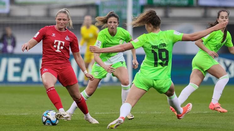 from left Marleen Schimmer 1 FC Köln, 23 , Chantal Hagel VfL Wolfsburg, 7 and Fenna Kalma VfL Wolfsburg, 19 in duel, duel, dynamic, action, action, game scene, THE DFB REGULATIONS PROHIBIT ANY USE OF PHOTOGRAPHS AS IMAGE SEQUENCES AND OR QUASI VIDEO , 03 05 2024, Wolfsburg Germany , Football, Google Pixel Womens Bundesliga, VfL Wolfsburg 1 FC Köln xobx