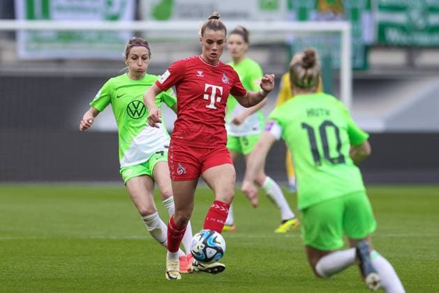 from left Kathrin Hendrich Kathy, VfL Wolfsburg, 4 , Selina Cerci 1 FC Köln, 29 in duel, duel, dynamics, action, action, game scene, THE DFB REGULATIONS PROHIBIT ANY USE OF PHOTOGRAPHS AS IMAGE SEQUENCES AND OR QUASI VIDEO , 03 05 2024, Wolfsburg Germany , Football, Google Pixel Womens Bundesliga, VfL Wolfsburg 1 FC Köln xobx