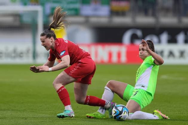 from left Adriana Achcinska 1 FC Köln, 9 and Lena Oberdorf VfL Wolfsburg, 5 in a duel, dynamic, action, game scene, THE DFB REGULATIONS PROHIBIT ANY USE OF PHOTOGRAPHS AS IMAGE SEQUENCES AND OR QUASI VIDEO , 03 05 2024, Wolfsburg Germany , Football, Google Pixel Womens Bundesliga, VfL Wolfsburg 1 FC Köln xobx