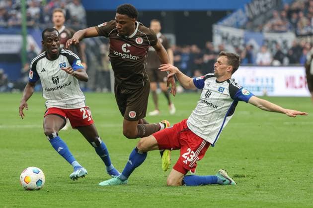 2 Bundesliga Hamburger SV FC St Pauli on 03 05 2024 at Volksparkstadion in Hamburg Oladapo Afolayan St Pauli 17 vs Jean Luc Dompe Hamburger SV 27 and Jonas Meffert Hamburger SV 23 MH