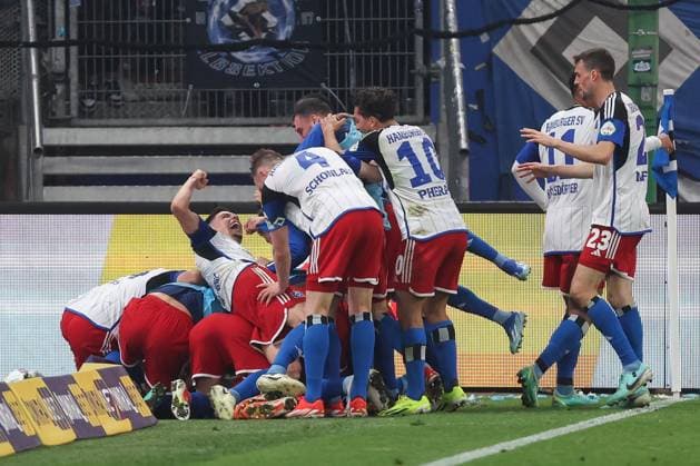2 Bundesliga Hamburger SV FC St Pauli on 03 05 2024 at Volksparkstadion in Hamburg Cheering, goal celebration, goal scorer, goal scorer Robert Glatzel Hamburger SV 9 cheers with the team after his goal for 1 to 0 MH