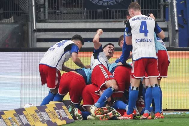 2 Bundesliga Hamburger SV FC St Pauli on 03 05 2024 at Volksparkstadion in Hamburg Cheering, goal celebration, goal scorer, goal scorer Robert Glatzel Hamburger SV 9 cheers with the team after his goal for 1 to 0 MH