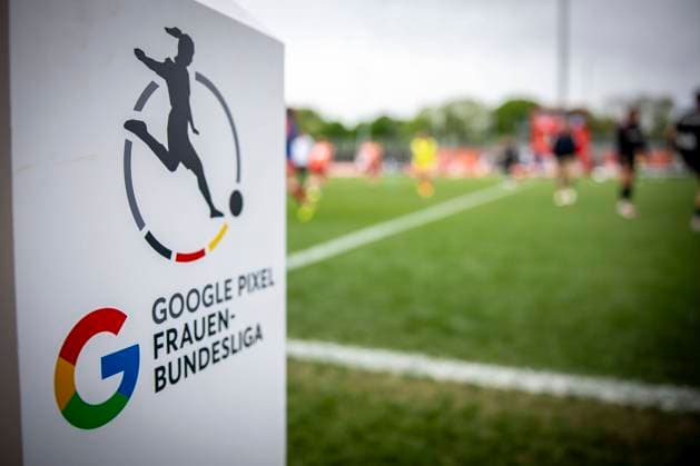 Google Pixel Fußball-Bundesliga; Bayer 04 Leverkusen vs. FC Bayern München, 04.05.2024 Das Logo der Frauen-Bundesliga; Bayer 04 Leverkusen vs. FC Bayern München an Spieltag 20 der Google Pixel Frauen-Bundesliga am 04.05.2024 im Ulrich-Haberland-Stadion in Leverkusen (Nordrhein-Westfalen). DFL REGULATIONS PROHIBIT ANY USE OF PHOTOGRAPHS AS IMAGE SEQUENCES AND OR QUASI-VIDEO. *** Google Pixel Soccer Bundesliga Bayer 04 Leverkusen vs FC Bayern Munich, 04 05 2024 The logo of the Womens Bundesliga Bayer 04 Leverkusen vs FC Bayern Munich on matchday 20 of the Google Pixel Womens Bundesliga on 04 05 2024 at the Ulrich Haberland Stadium in Leverkusen North Rhine-Westphalia DFL REGULATIONS PROHIBIT ANY USE OF PHOTOGRAPHS AS IMAGE SEQUENCES AND OR QUASI VIDEO Copyright: xBEAUTIFULxSPORTS AxelxKohringx
