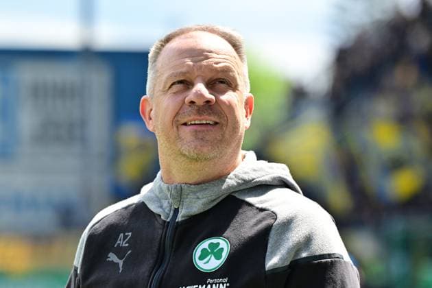 04 05 2024 Soccer Season 2023 2024 2 Soccer Bundesliga 32 Matchday SpVgg Greuther Fürth Kleeblatt TSV Eintracht Braunschweig BTSV Sportfoto Zink MeZi xmexzix DFL regulations prohibit any use of photographs as image sequences and or quasi video only for editorial use Alexander Zorniger Trainer SpVgg Greuther Fürth before the start of the match